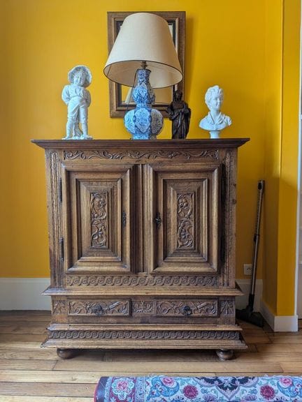 Sideboard in Lehnhöhe aus Naturholz, mit Blatt- un
