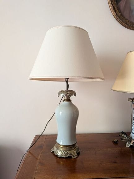 Keramiklampe in Seladon-Farbe, Fassung aus vergold