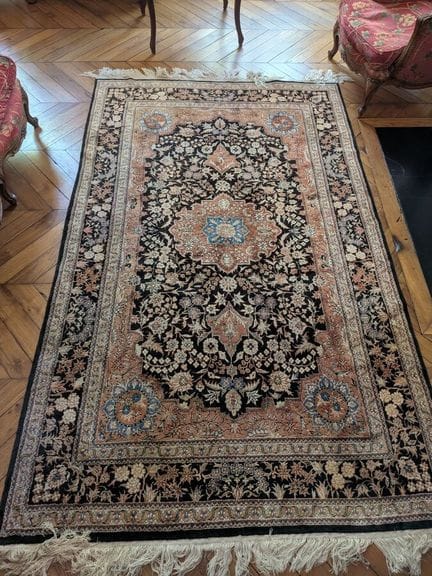 Orientteppich mit zentralem Blumenmedaillon auf be