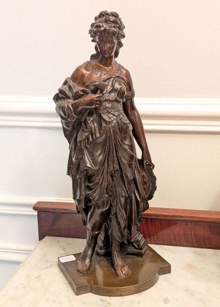 DUMAIGE
Drapierte Frau mit Schild und Hammer
Bronz