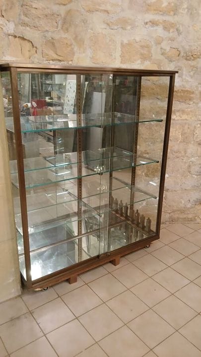 Vitrine aus Glas, Spiegeln, Holz und Messing
Maße: