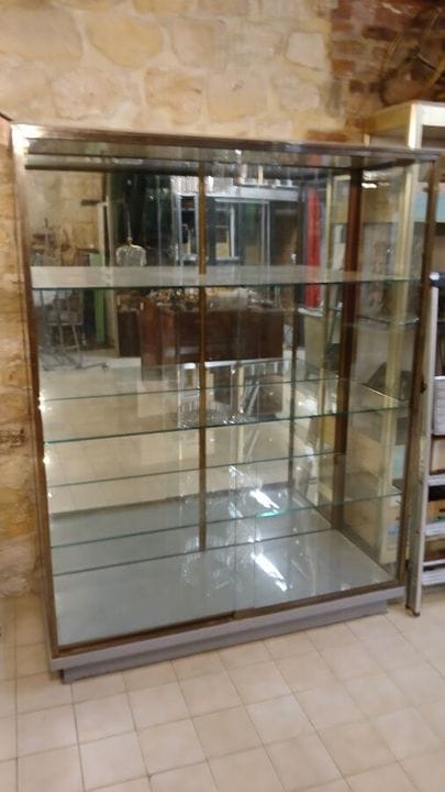 Vitrine aus Glas, Spiegeln, Holz und Messing
Maße: