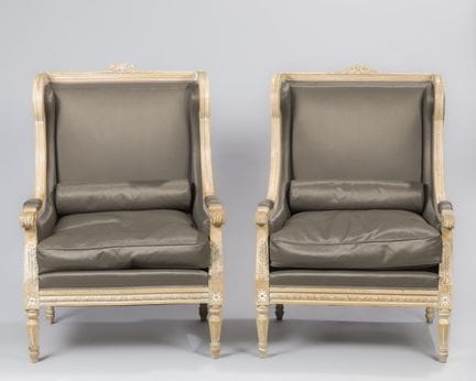 Ein Paar Bergère-Stühle aus Naturholz im Louis-XVI