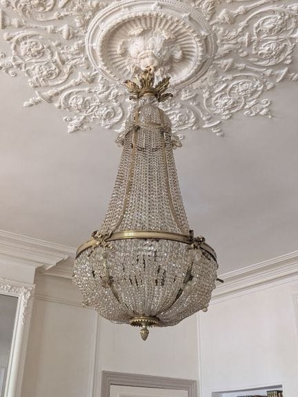 Perlenverzierter Heißluftballon-Kronleuchter
Höhe: