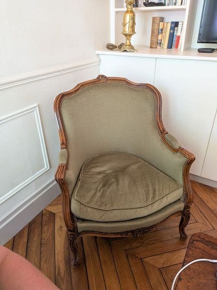 Mit Blümchen verzierter, profilierter Holzsessel, 