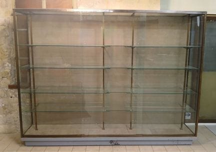 Glasvitrine, Rückwand aus Holz, mit Alcantara und 