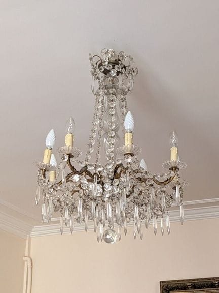 Lampadario a cesto con pendenti e perline

Lotto v