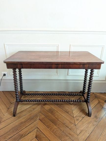 Tisch aus Furnierholz mit doppeltem, perlenförmige
