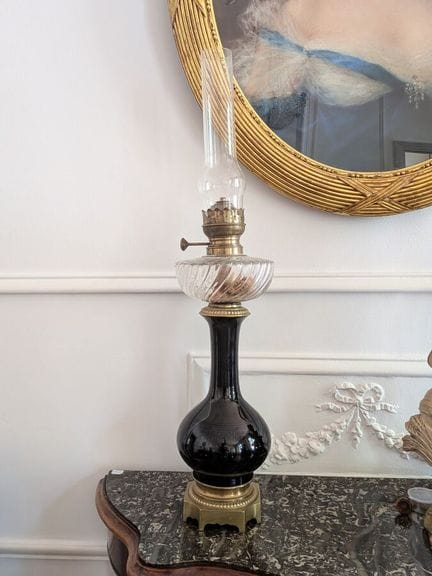 Petroleumlampe aus schwarzer Steingut 
Höhe: 75,5 
