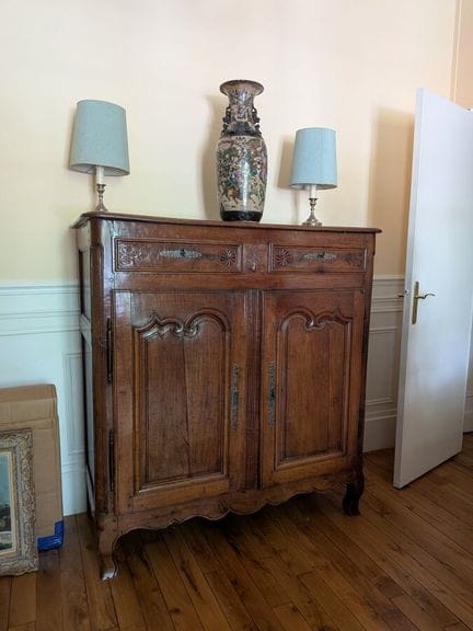 Buffet aus naturbelassenem Holz mit profilierten F