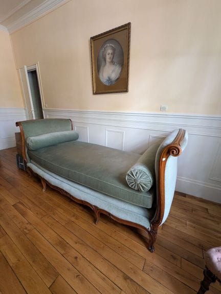 Natural wood bench with shell and flower motifs, f