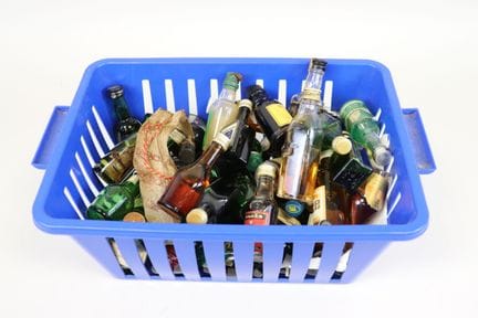 Set mit 40 und mehr alten Miniaturflaschen