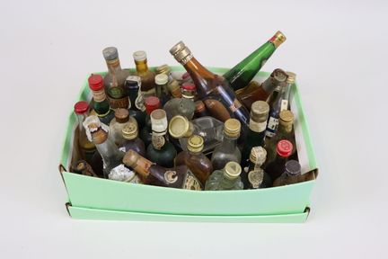 Set mit etwa dreißig alten Miniaturflaschen