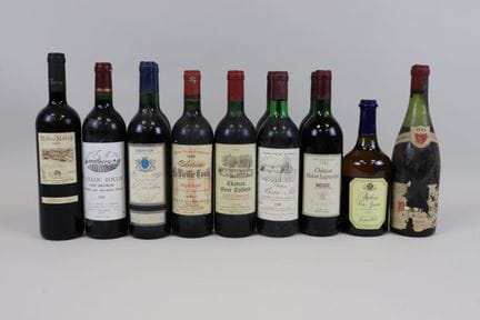 Los 12: Verschiedene Flaschen, darunter „Vin Jaune