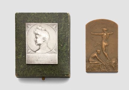 Due medaglie, una in bronzo argentato con la scrit