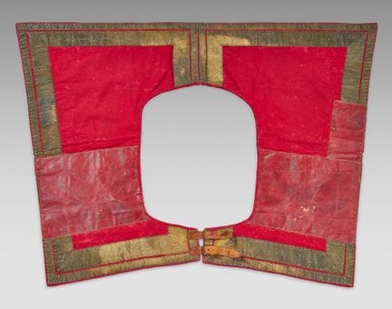 *Generalmajor-Mantel aus karmesinrotem Leinen, ges