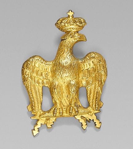 Aquila coronata da un nastro da cartucciera da uff