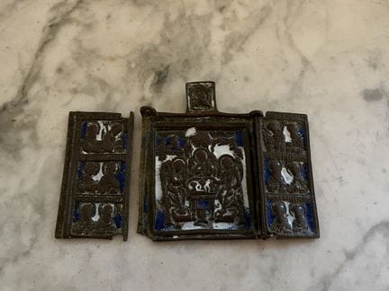 Petite icône de voyage en bronze émaillé 
Travail 