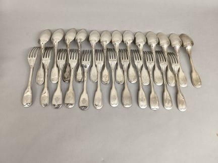 Suite de 12 fourchettes et 13 cuillers de table, l