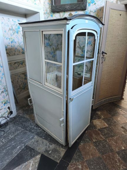 Sedia a portantina in legno laccato blu e bianco, 