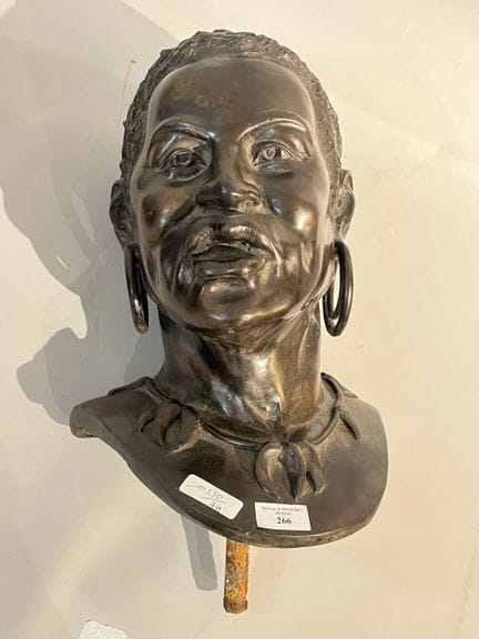 Femme Africaine 
Buste en bronze 
Hauteur : 42,5 c