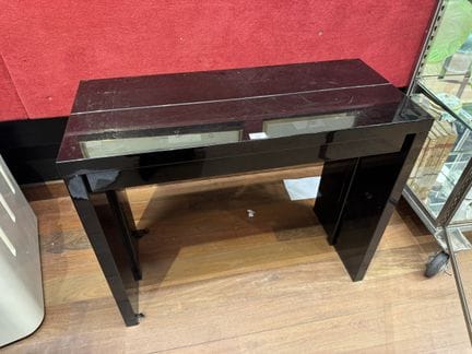 Consola que hace las veces de mesa de comedor del 