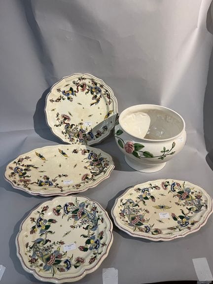 Lot comprenant quatre plats en Gien à décor à la c