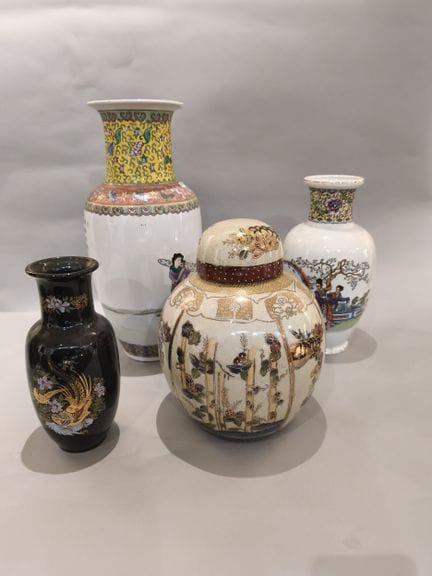 Asie dont Chine. Lot de 4 vases en porcelaine dont