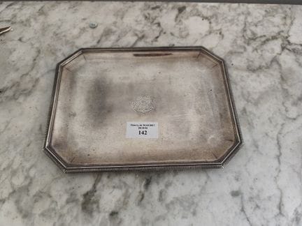 Plateau à cartes en argent fond gravé armorié avec