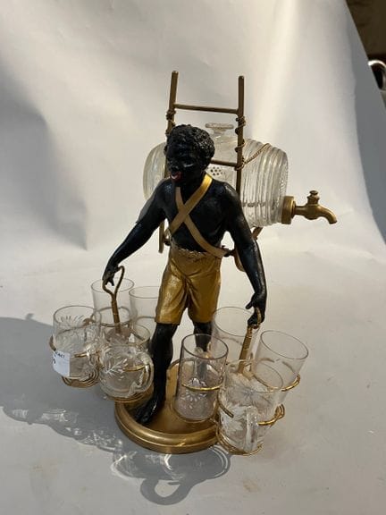 Cave à liqueur figurant un homme noir portant un t