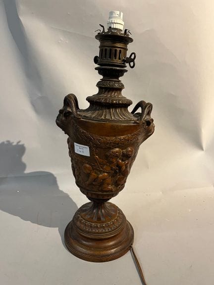 Vase en régule patiné monté lampe à décor de petit