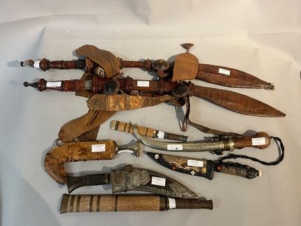 Set di 8 spade e pugnali in stile orientale
Lavora