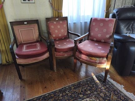 Tre poltrone non abbinate in mogano: una con decor