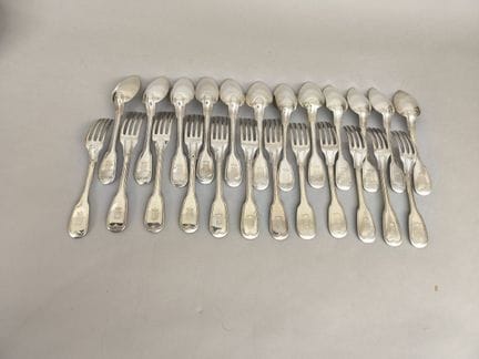 Suite de 12 fourchettes et 12 cuillers de table en