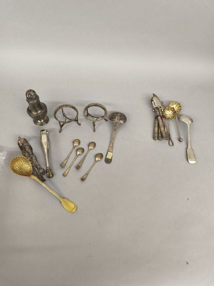 Lot en argent 800 et 925°/°° comprenant : saupoudr