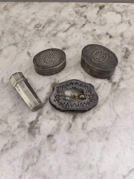 Quatre boites, porte-monnaie ou étui en argent ou 