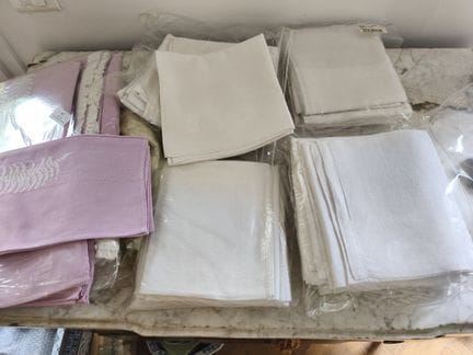 Set composto da tovaglie rosa e tovaglioli bianchi