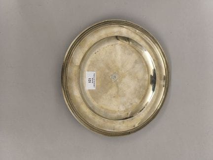 Plat rond en argent 925°/°°, frise de lignes mouve