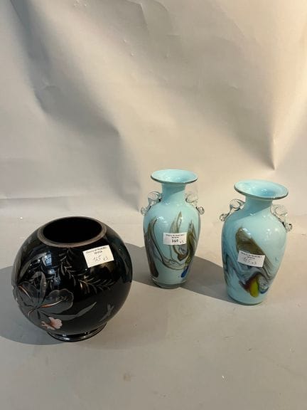 Lot comprenant une paire de vases en verre teinté 
