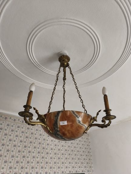 Suspension en laiton doré et vasque en marbre à tr