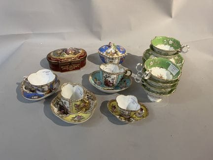 德国、巴黎及其他地区
瓷器餐具套装（茶杯和杯托），两个带盖的盒子
有磨损和轻微缺口