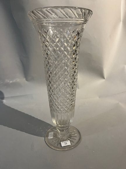 Important vase en verre taillé à décor godronné 
H