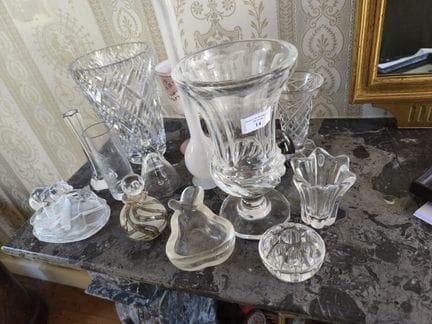 Lot de verrerie comprenant vases, groupe ours pola