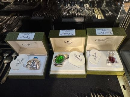 CHRISTOFLE
一套三件镀银的金属动物造型摆件，每件均镶嵌一颗彩色宝石，附带原装礼盒：一只大象