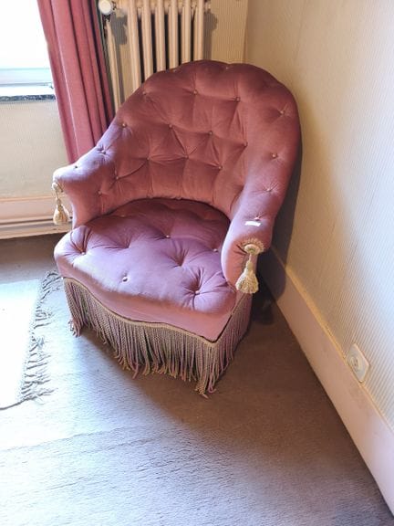 Poltrona a sgabello imbottita rosa.
A: 84 - L: 79 