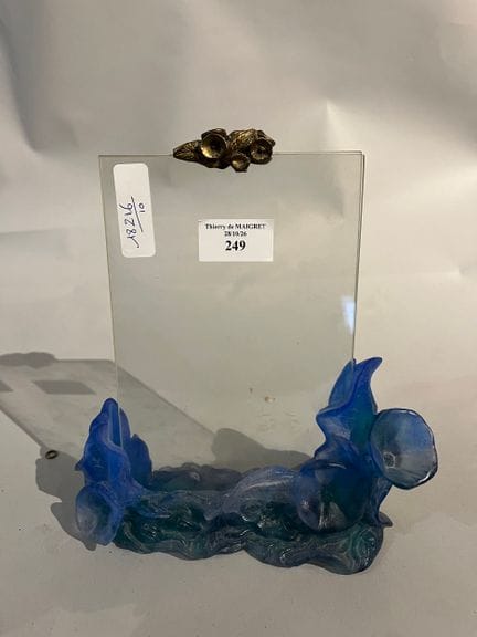 DAUM France。
蓝绿色玻璃泥制相框，饰有卷叶纹。
背面刻有“Daum France”字样
