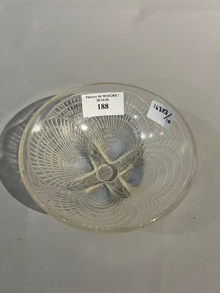 R. LALIQUE France
Un bol en verre opalescent moulé