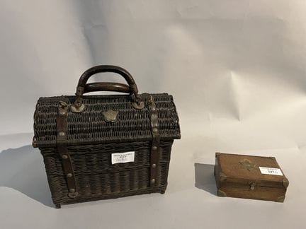 Lote compuesto por una pequeña cesta de mimbre con