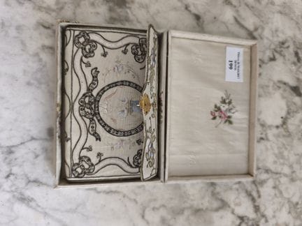 Astuccio in seta ricamata e dipinta a guazzo
Fine 