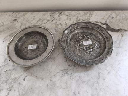 Deux petits  plats en étain, l'un à décor de fleur